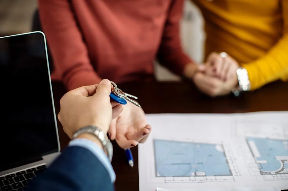 Agencia Real Estate otorgando sus nuevas llaves a dos clientes