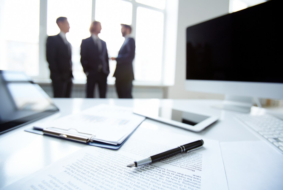 Abogados en Huelva tratando servicios empresariales