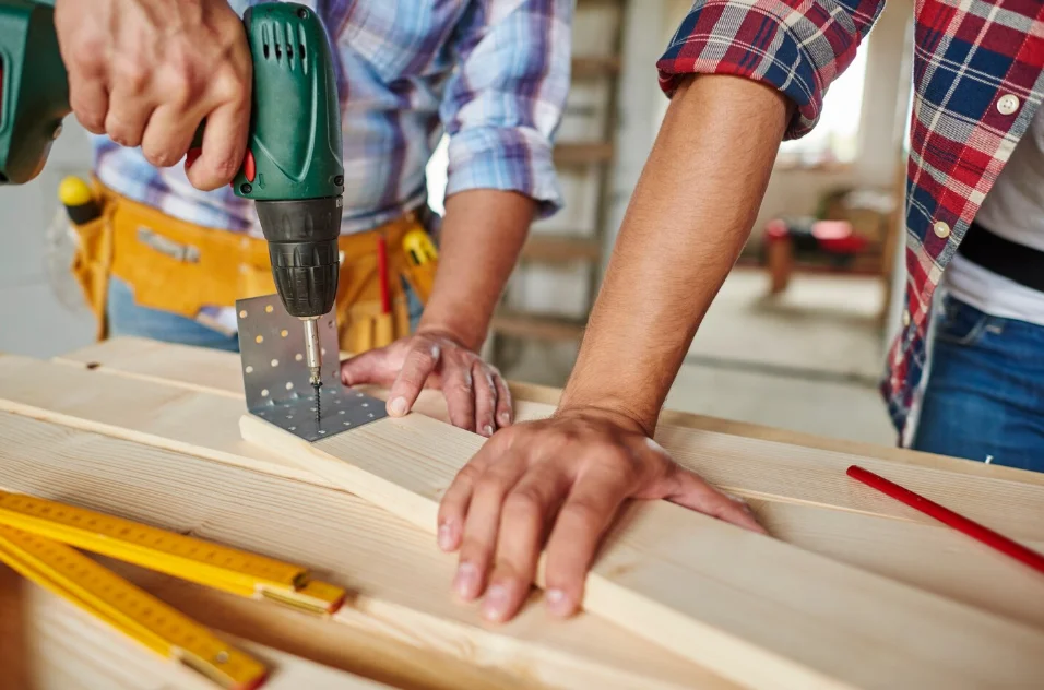 Hombres trabajando la madera en las mejores carpinterias de madera de valencia