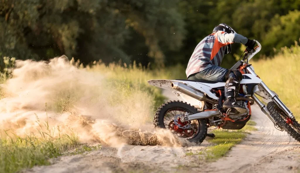 Hombre encima de una moto de Enduro en una de las mejores actividades para hacer en Fuerteventura