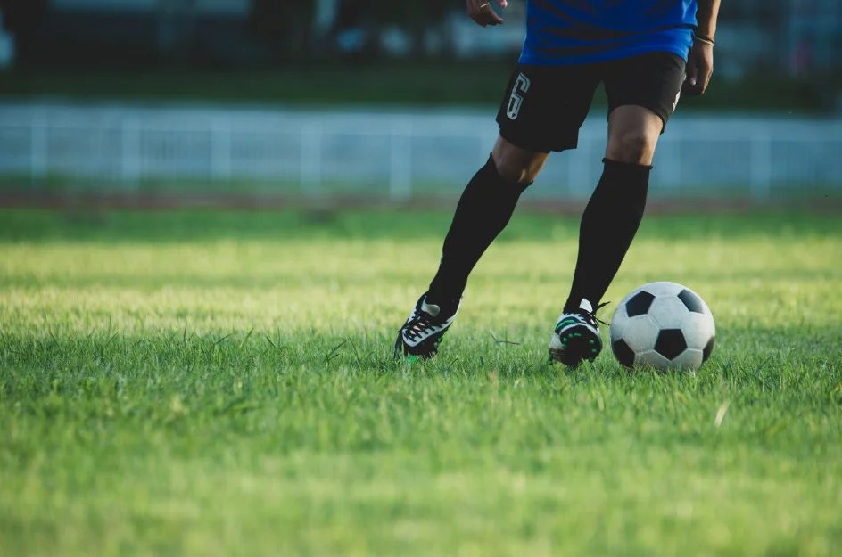 Un futbolista controla el balón en el campo, representando la pasión y dedicación del deporte rey representando los documentales de futbol