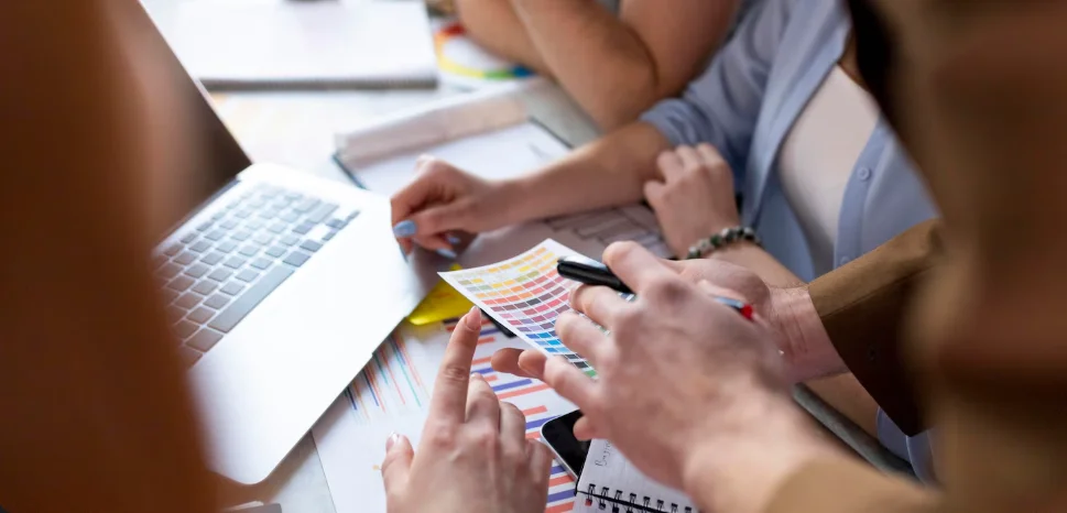 Agencia creativa trabajando en su marca