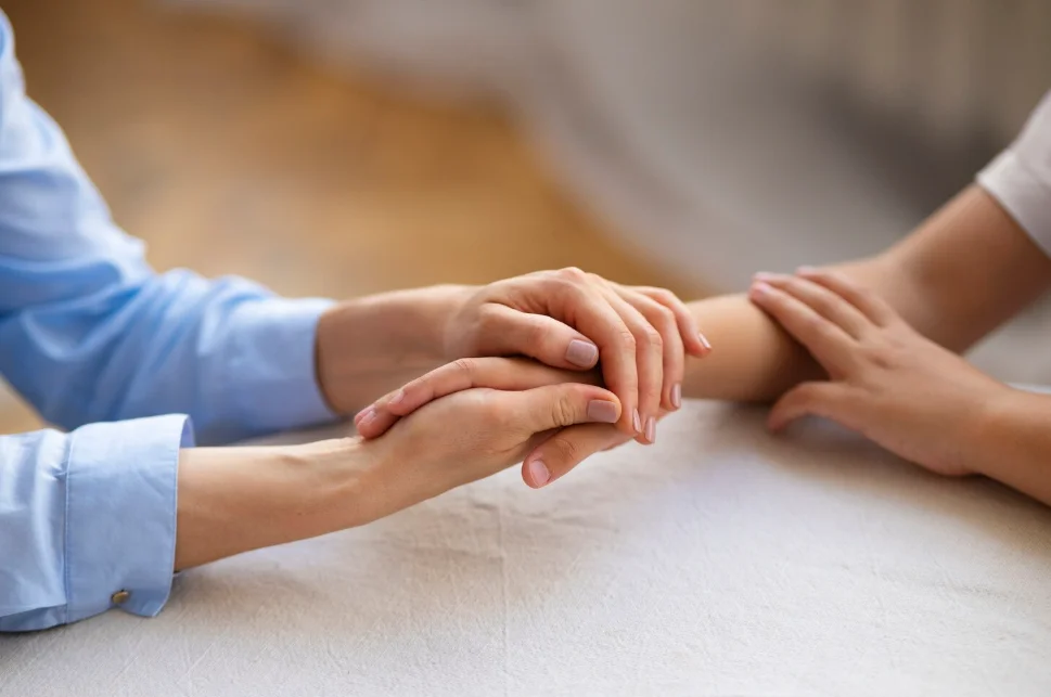 Un momento de apoyo y confianza entre terapeuta y paciente, reflejando la cercanía emocional en el proceso terapéutico.