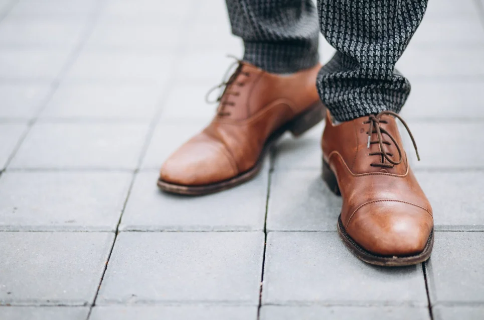 Zapatos de cuero marrón elegantes con pantalones de cuadros