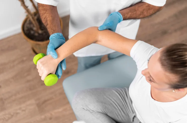 Uno de los mejores fisioterapeutas Madrid aplicando kinesiotaping en la espalda de un paciente para aliviar el dolor muscular y mejorar la movilidad.