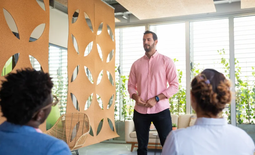 Coach profesional guiando una sesión grupal, representando el trabajo de los mejores coaches profesionales en España.