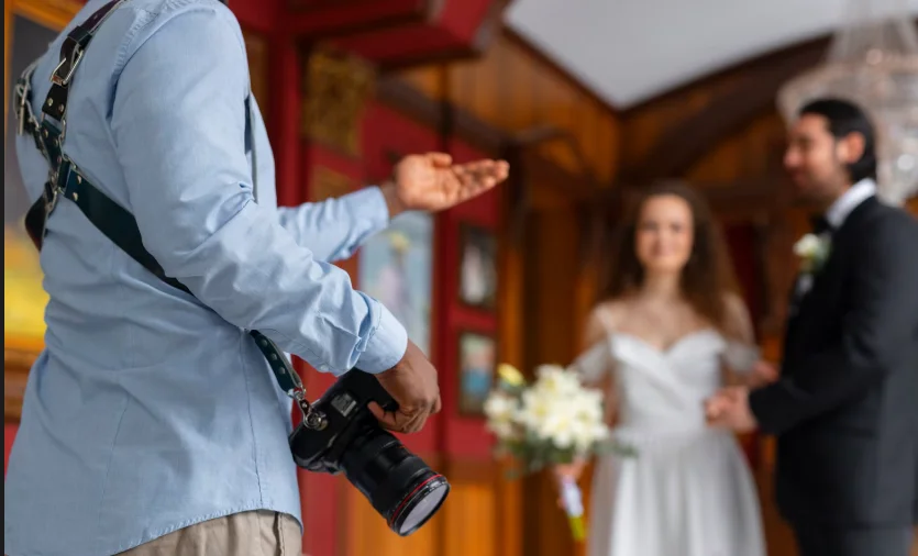 Fotógrafo profesional capturando una boda de forma natural, ejemplo del trabajo de los mejores fotógrafos de boda en España