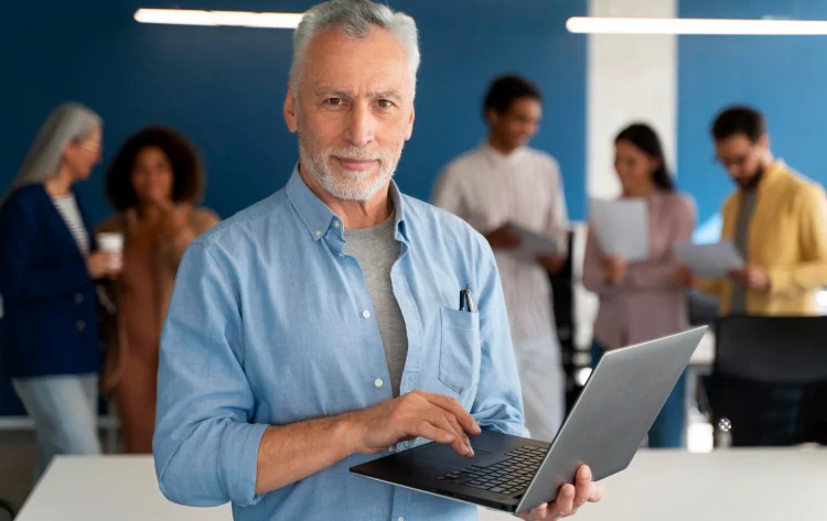 Empleados de Consultoras IA trabajando en un proyecto