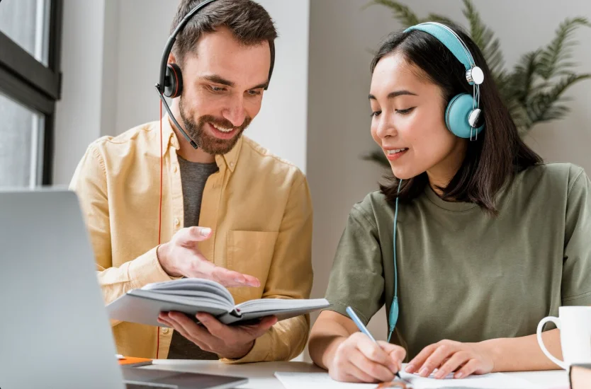 Traductoras profesionales revisando una traducción escrita en una reunión informal