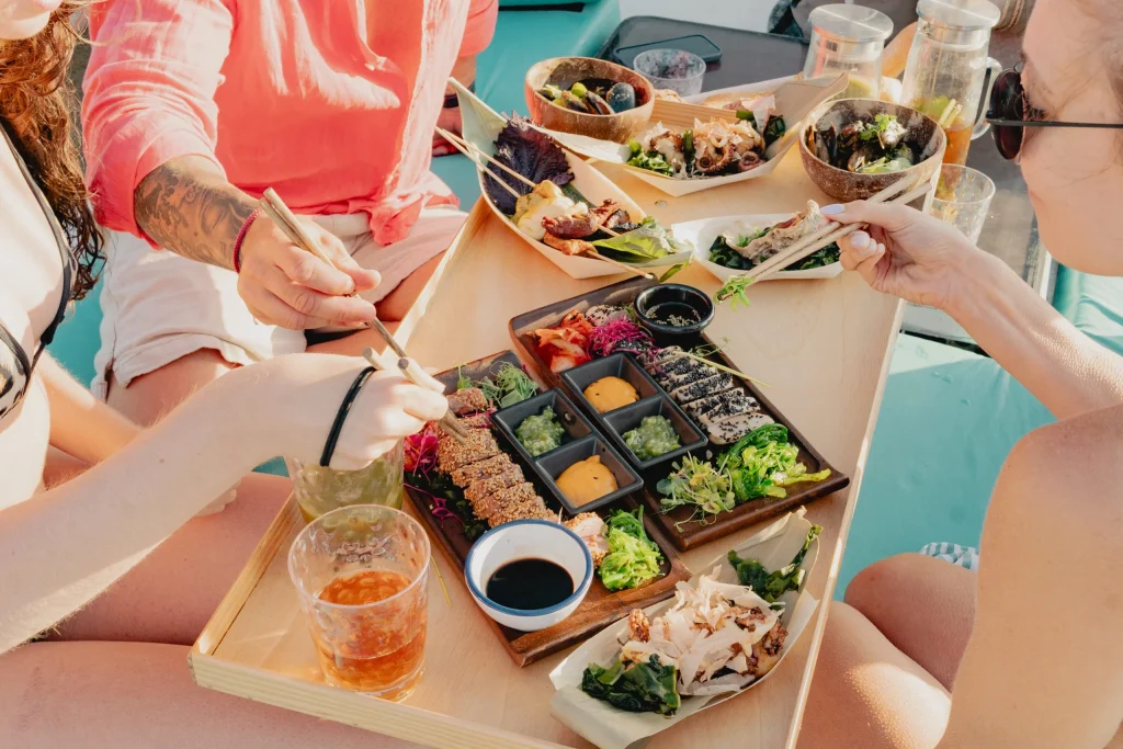 Experiencia gastronómica en velero privado en Mallorca con cocina en directo y comida gourmet"