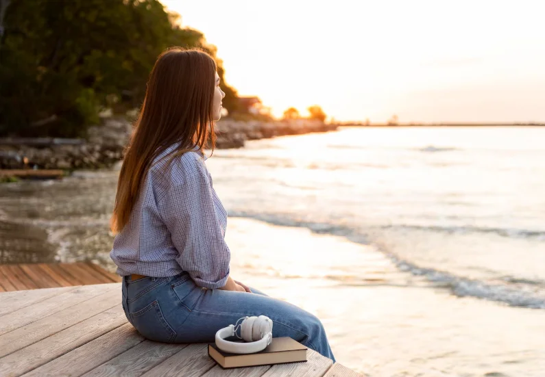 Práctica de atención plena guiada por psicólogos mindfulness para mejorar el bienestar emocional.