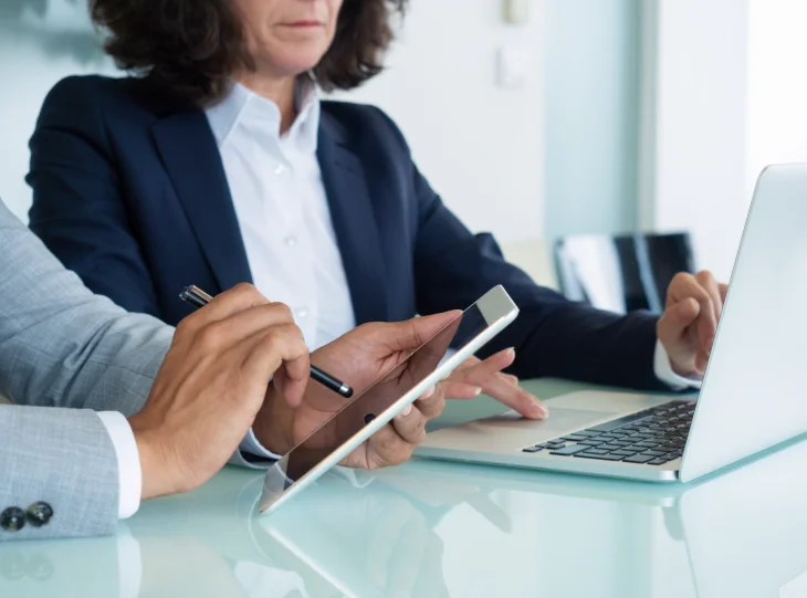 consulta con uno de los mejores abogados online revisando documentos legales en ordenador