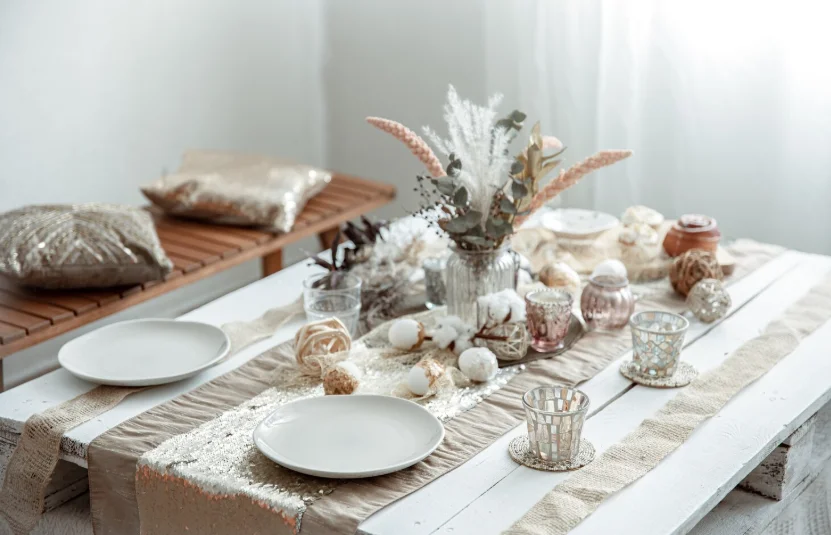 Mesa decorada con textiles y flores secas inspirada en tiendas de decoración para el hogar