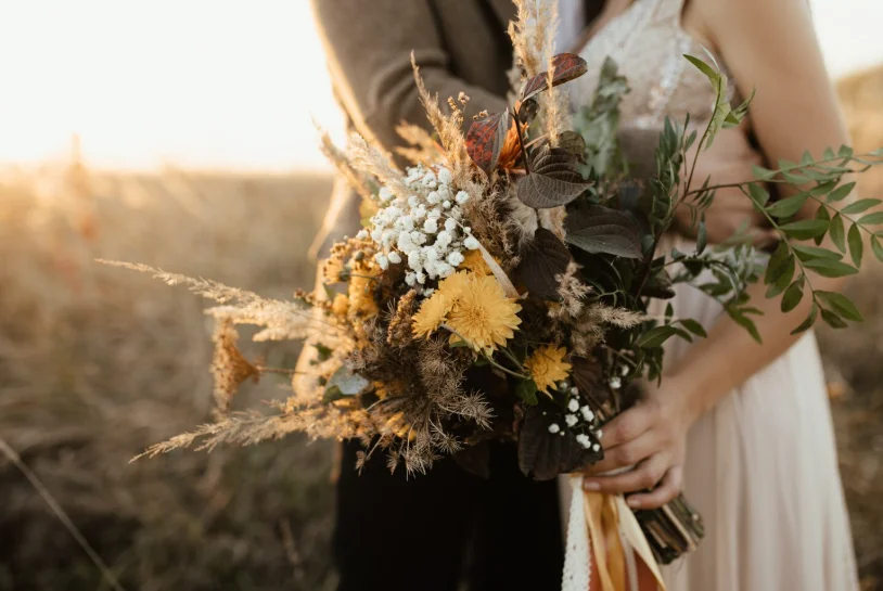 Pareja con flores en un álbum de fotos de preboda