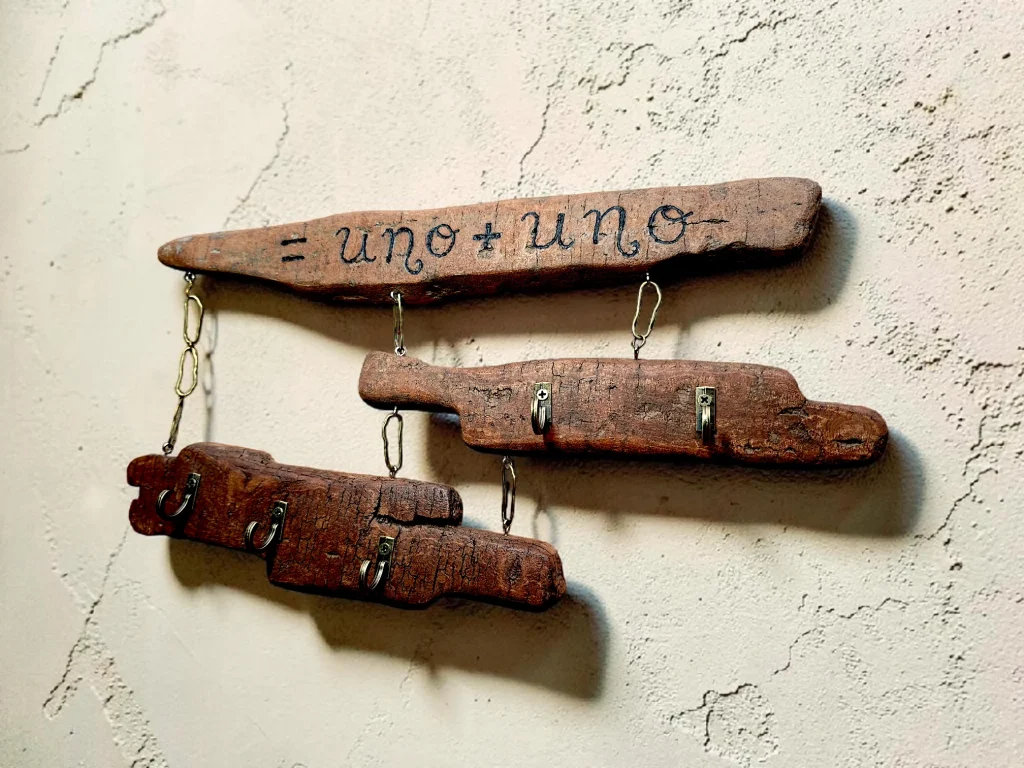 Decoración artesanal en madera para el hogar con colgador de llaves original