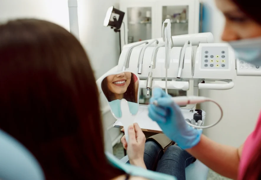 paciente en una de las mejores clínicas dentales en Valencia durante revisión dental