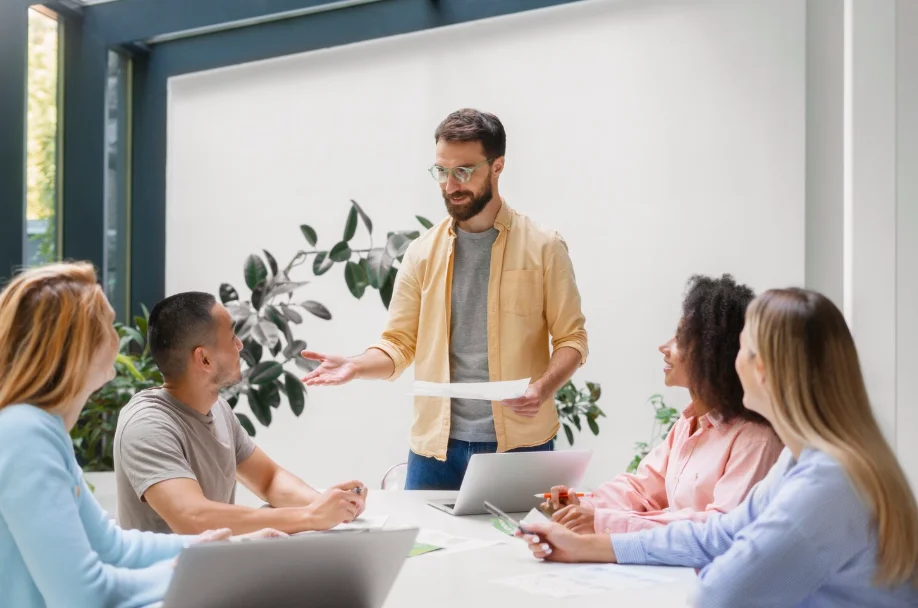 Equipo profesional en una sesión con mentores empresariales para mejorar liderazgo, comunicación y toma de decisiones.
