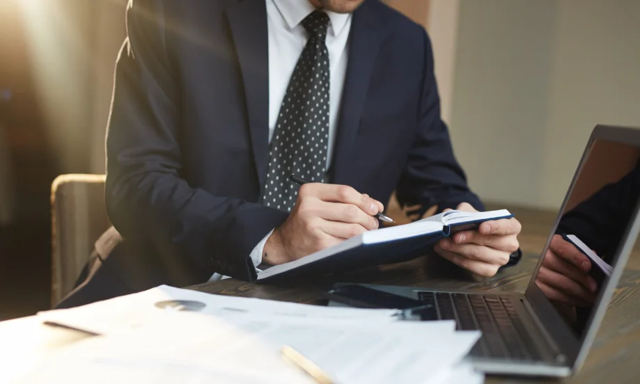 Abogado tomando notas en su despacho, uno de los mejores abogados en Barcelona y Sant Cugat del Vallès
