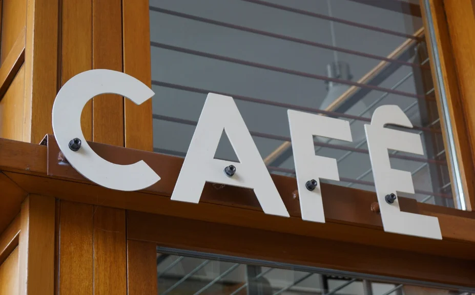Corpóreos personalizados para empresas: letras blancas del rótulo de una cafetería